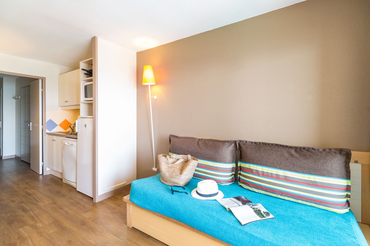 Salon et cuisine ouverte du duplex — location Cannes
