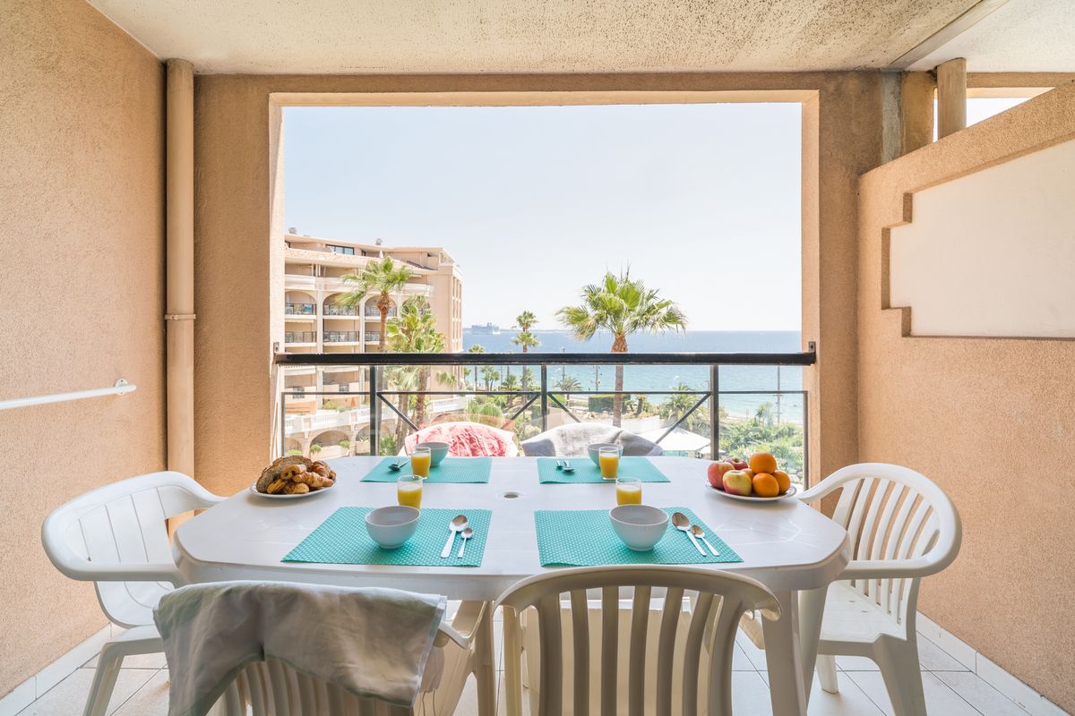 Terrasse vue mer du Duplex Supérieur — petit-déjeuner face à la Méditerranée