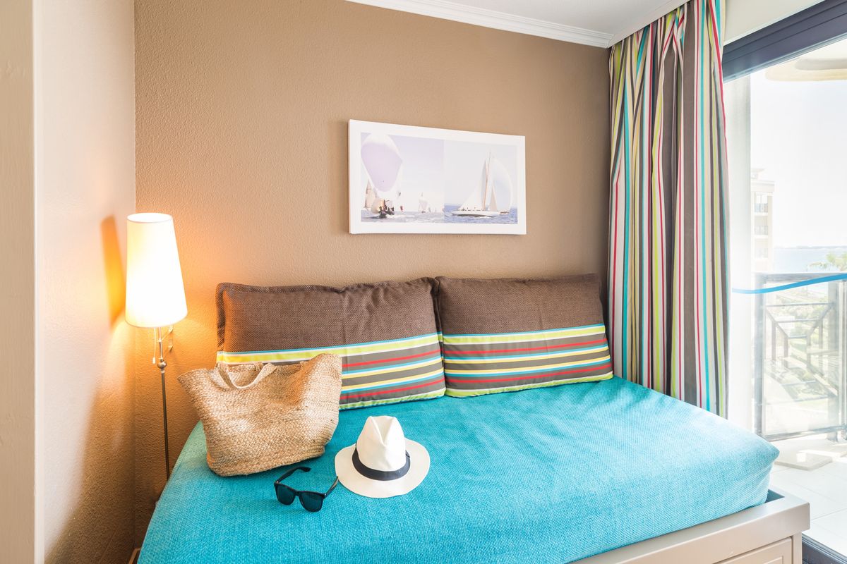 Balcon vue mer panoramique — location vacances Cannes