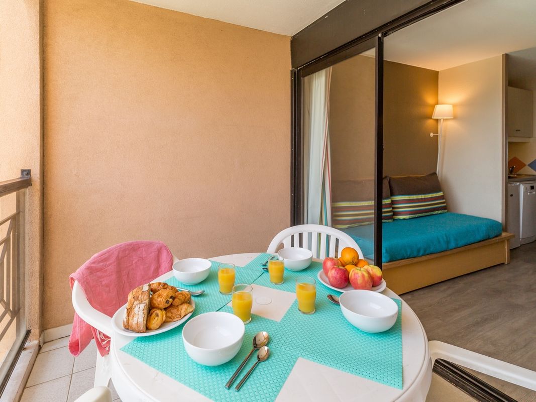 Petit-déjeuner en terrasse vue piscine — Studio Standard Cannes