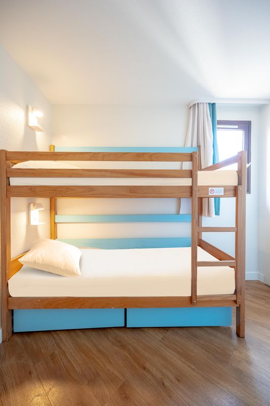 Chambre enfants avec lits superposés — vacances famille à Cannes