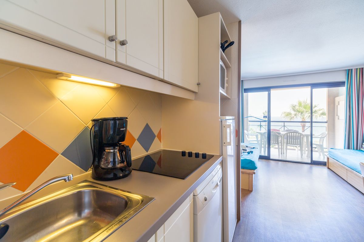 Cuisine avec vue mer — appartement 2 chambres Cannes Verrerie