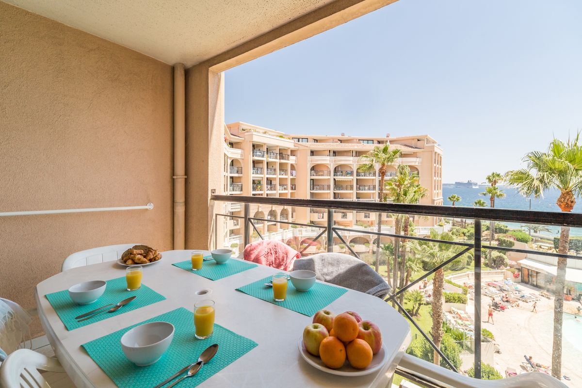 Terrasse sur jardins et mer — appartement 2 chambres Cannes