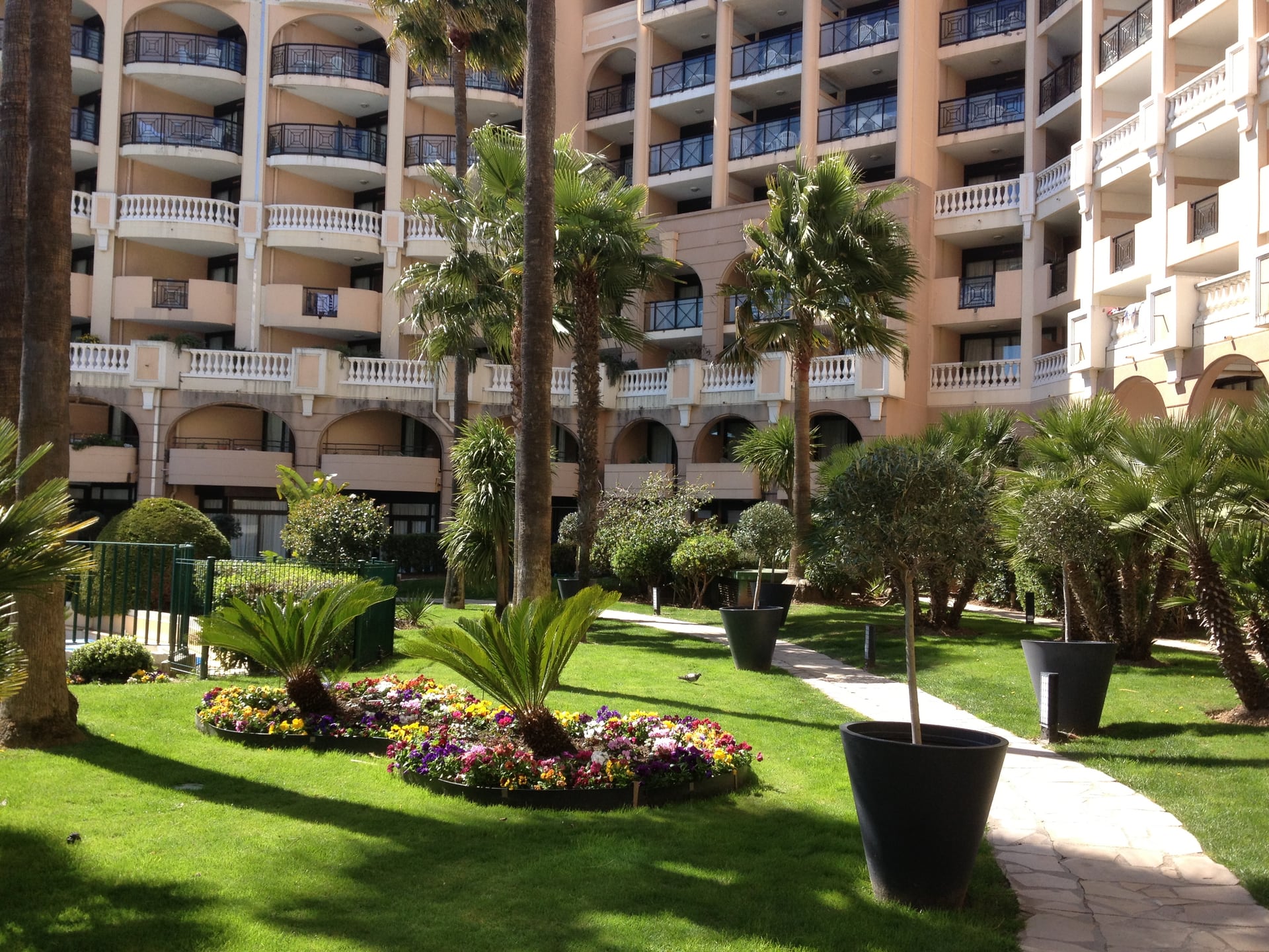Jardins méditerranéens fleuris — Résidence La Palme d'Azur Cannes Verrerie
