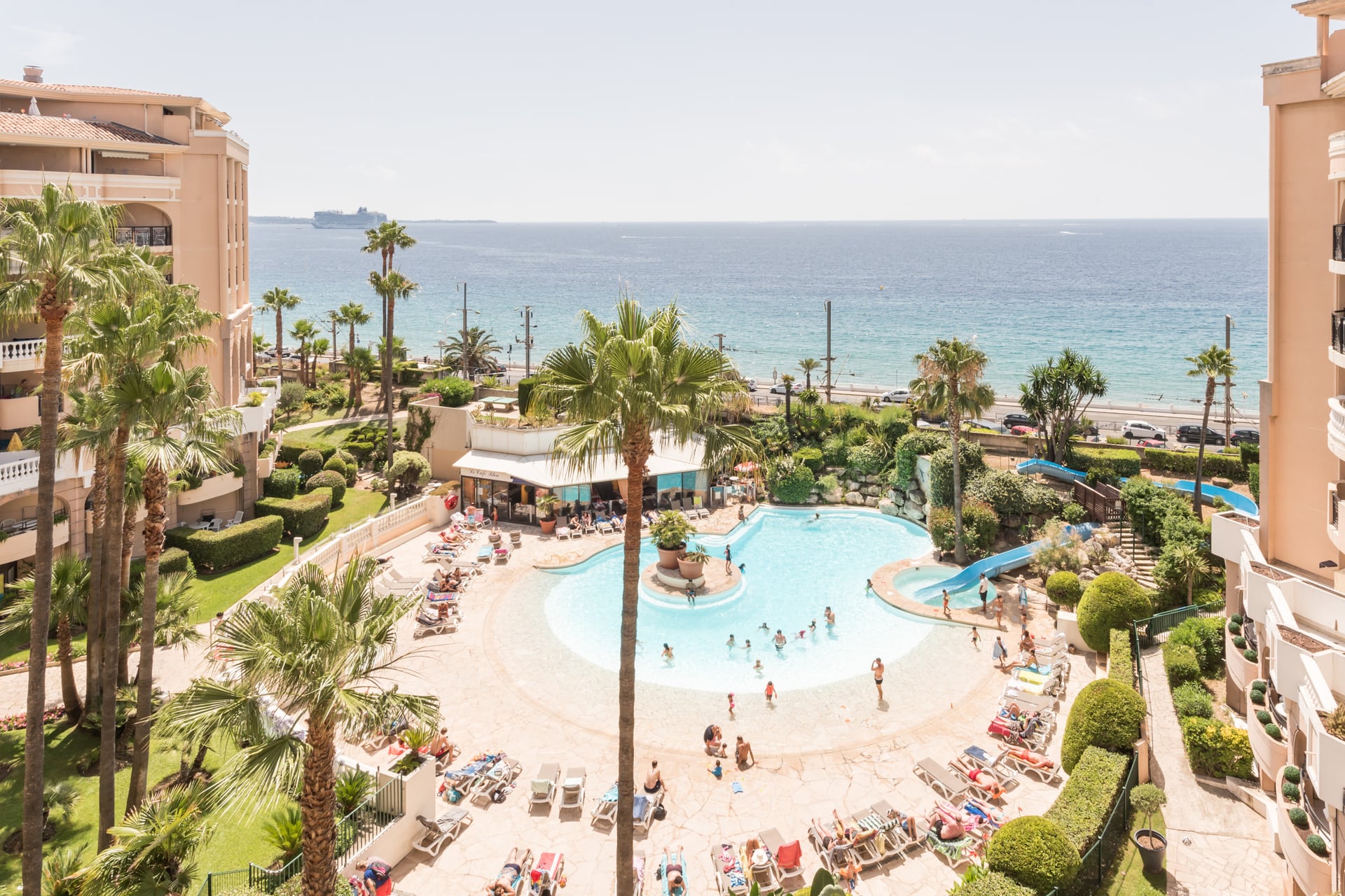 Piscine extérieure vue mer et plage du Midi — Résidence La Palme d'Azur Cannes Verrerie