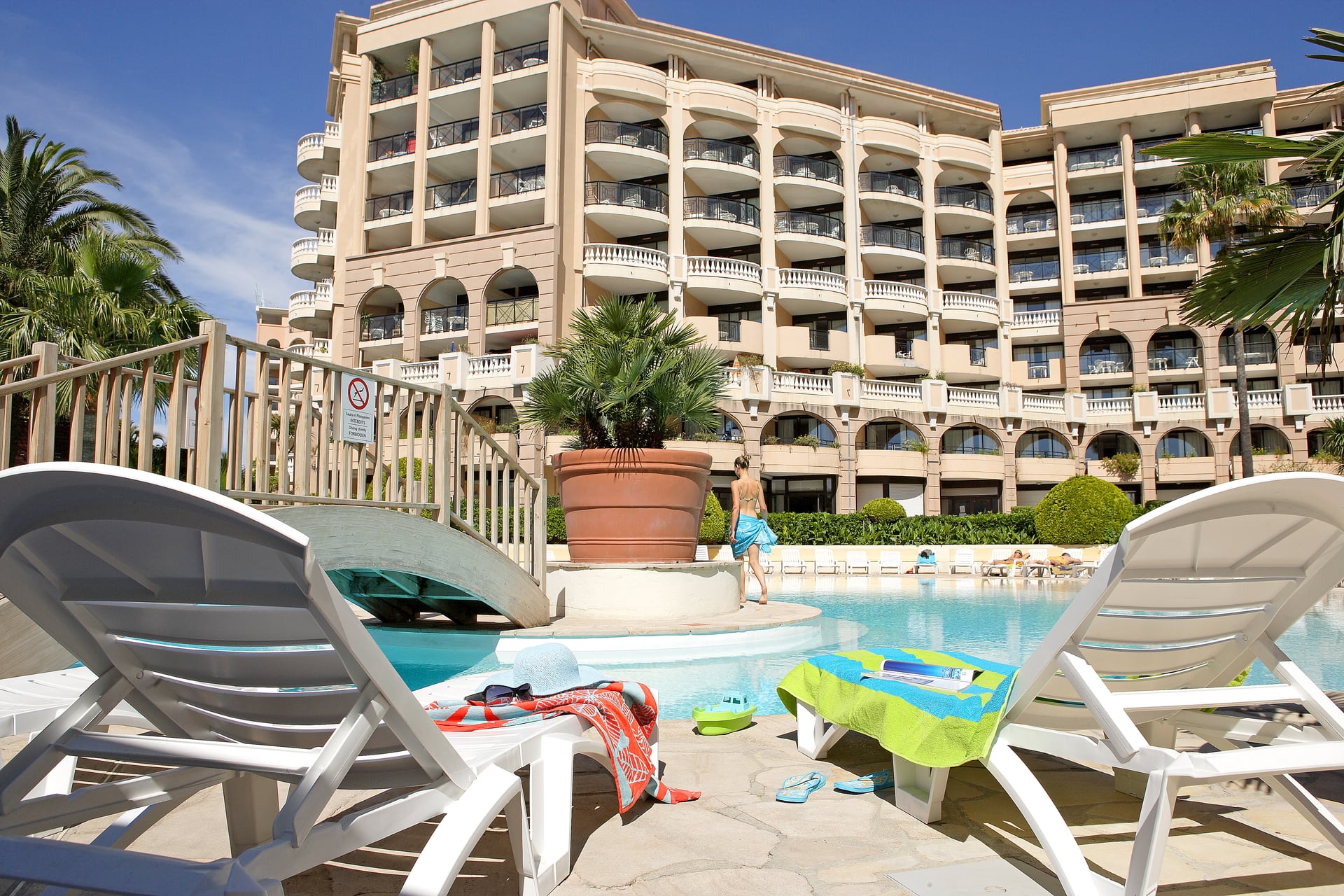 Transats au bord de la piscine, vue mer — Résidence La Palme d'Azur Cannes Verrerie