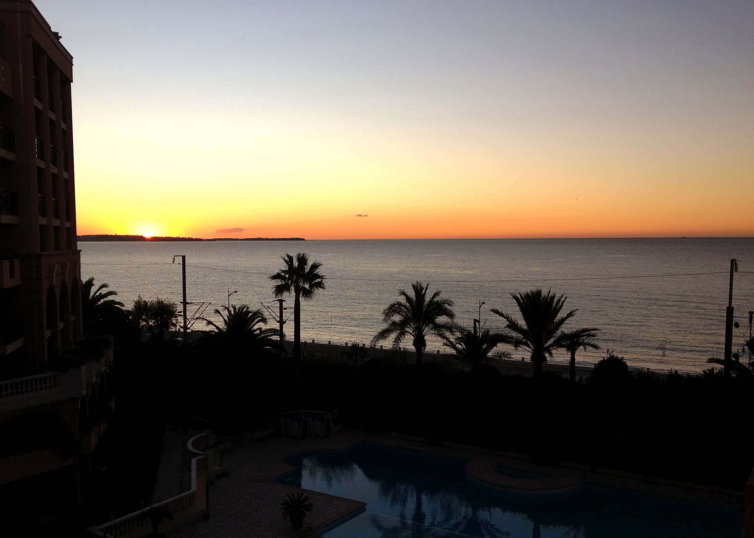 Lever de soleil sur la mer Méditerranée — Résidence La Palme d'Azur Cannes Verrerie